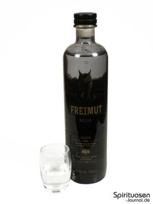 eine Flasche Freimut Wodka nebst Glas
