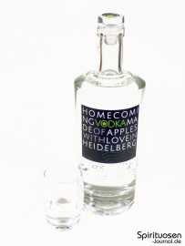 Homecoming Vodka Glas und Flasche