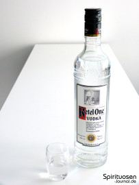 Ketel One Vodka Glas und Flasche