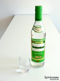 Moskovskaya Wodka Glas und Flasche