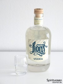 Lion's Munich Handcrafted Vodka Glas und Flasche