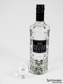 Three Sixty Vodka Glas und Flasche