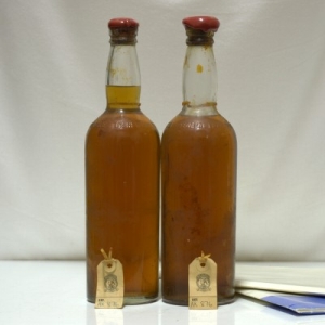 Zwei Whisky-Flaschen der 1941 gesunkenen SS Politician stehen zur Auktion
