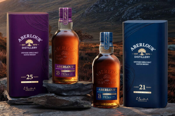 Aberlour 21 Jahre und Aberlour 25 Jahre zwei Flaschen Whisky samt Geschenkverpackungen stehen auf Felsen