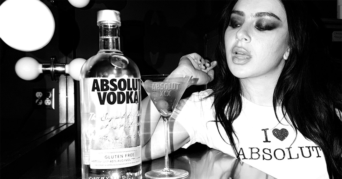Details offen: Absolut Vodka und Charli xcx verkünden Partnerschaft