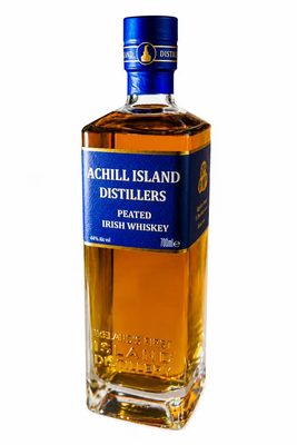 Achill Island Peated Single Malt Cask Strength eine Flasche Achill Island Peated Single Malt Cask Strength