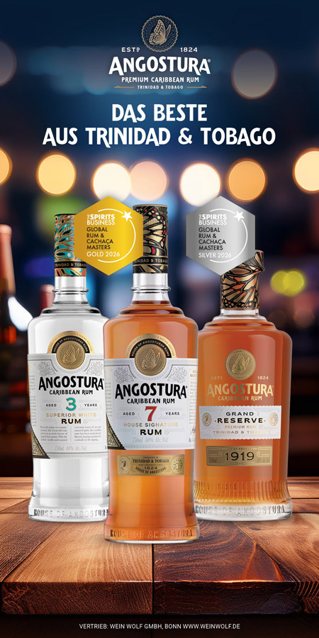 eine Anzeige von Angostura, die drei Flaschen Rum zeigt
