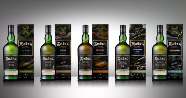 Ardbeg Core Range fünf Flaschen Whisky samt Geschenkverpackungen in einer Reihe