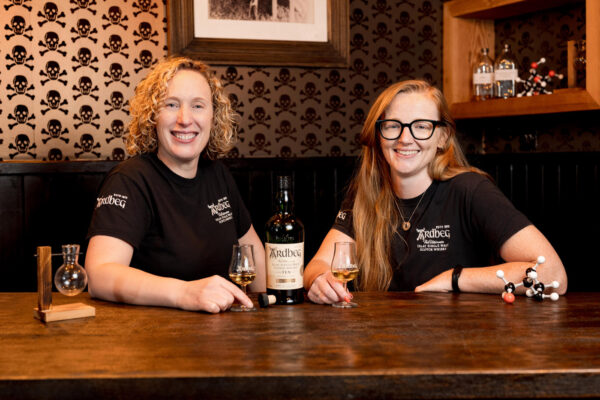 Master Blenderin Gillian Macdonald und Distillery Managerin Bryony McNiven Master Blenderin Gillian Macdonald und Distillery Managerin Bryony McNiven