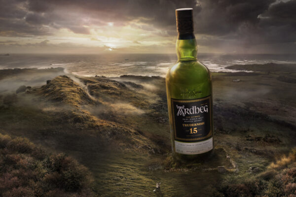 Ardbeg Trudernish 15 Jahre eine Flasche Ardbeg Trudernish 15 Jahre steht im Grünen