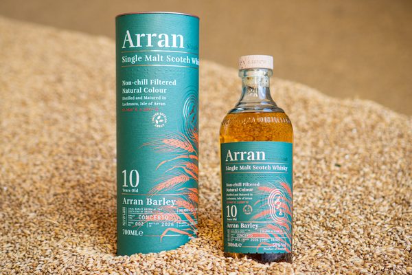 Arran Barley 10 Jahre Batch 002 eine Flasche Arran Barley 10 Jahre Batch 002 samt Geschenkhülle steckt in einem Berg Getreide