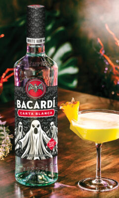 Bacardí Goblin der Drink "Bacardí Goblin" neben einer Flasche der Bacardí Carta Blanca Halloween Edition 2026