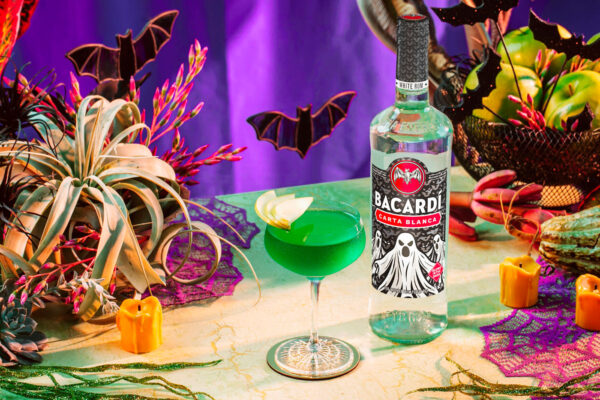 Bacardí Carta Blanca Halloween Edition 2026 eine Flasche Bacardí Carta Blanca Halloween Edition 2026 nebst Drink und Halloween-Deko auf einer Steinplatte