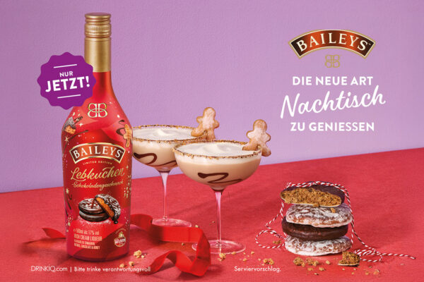 Baileys Lebkuchen-Schokoladengeschmack eine Flasche Baileys Lebkuchen-Schokoladengeschmack nebst Gläsern und Lebkuchen auf einem roten Tuch