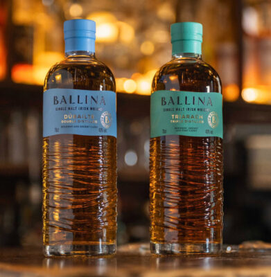 Ballina Irish Whiskey zwei Flaschen Ballina Irish Whiskey in einer Bar