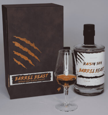 Barrel Beast Raisin Sun eine Flasche Barrel Beast Raisin Sun, ein Glas und eine Holzbox