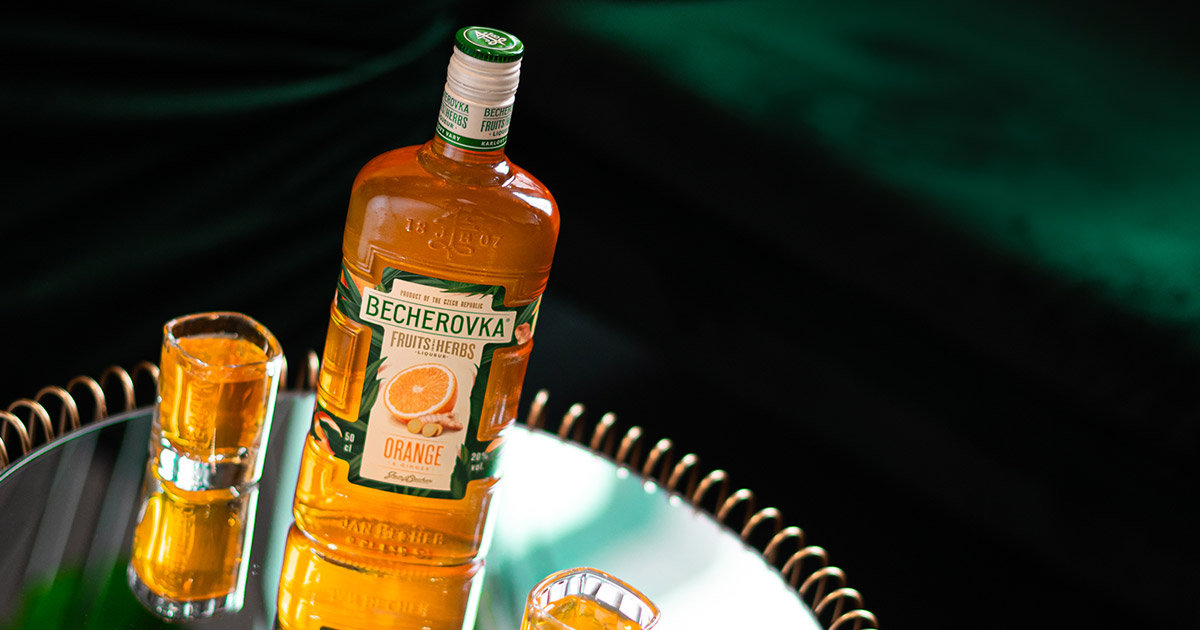 Frisch und modern: Becherovka Fruits & Herbs treffen in Deutschland ein