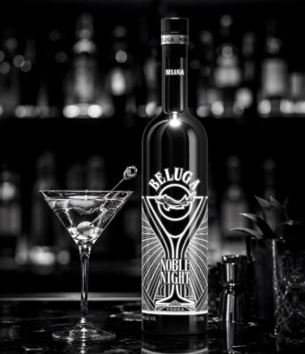 Beluga Noble Night eine Flasche Beluga Noble Night nebst "Martini" auf einem Bartresen