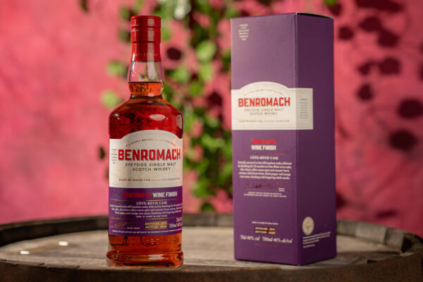 eine Flasche Benromach Contrasts: Côte-Rôtie Wine Cask Finish nebst Geschenkverpackung auf einem Holzfass