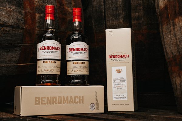 Benromach 2014/2026 First Fill Sherry Hogshead #434 und Benromach 2012/2026 First Fill Bourbon Barrel #11 zwei Flaschen Whisky mit Geschenkverpackungen stehen zwischen Holzfässern