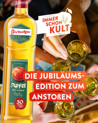 Berentzen Apfel Jubiläumsedition im Vordergrund eine Flasche Berentzen Apfel Jubiläumsedition mit Text, im Hintergrund Menschen, die mit Shots anstoßen