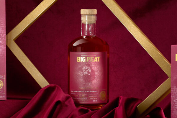 eine Flasche Big Peat Fèis Ìle 2026, umgeben von rosa Samt