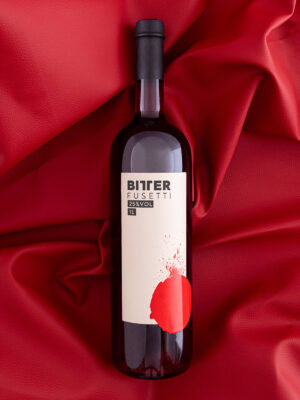 eine Flasche Bitter Fusetti auf rotem Samt