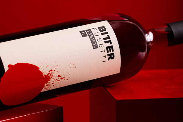 eine Flasche Bitter Fusetti liegt auf roten Klötzen