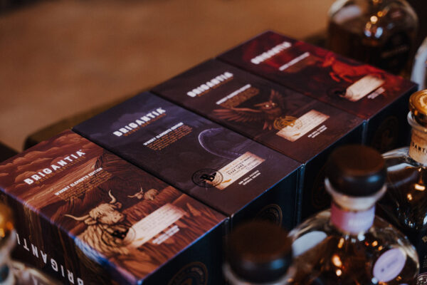 vier Geschenkverpackungen Whisky liegen aufgereiht