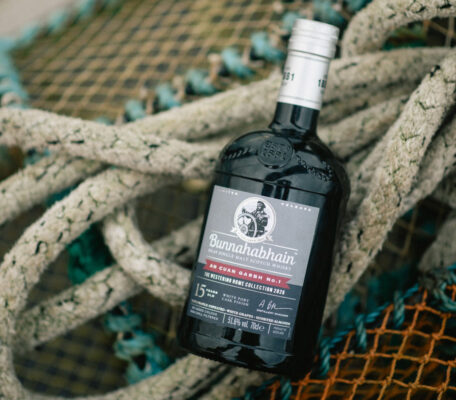 das Foto zeigt eine Flasche Bunnahabhain An Cuan Garbh No. 1 in einem Fischernetz