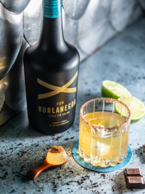 „El Exótico“ der Drink „El Exótico“ nebst einer Flasche Rum