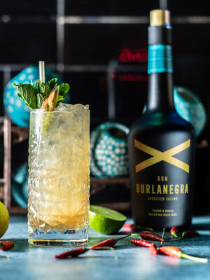 „El Osado“ der Drink „El Osado“ nebst einer Flasche Rum