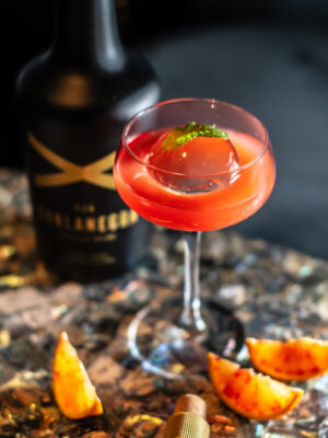 „El Sureño“ der Drink „El Sureño“ nebst einer Flasche Rum