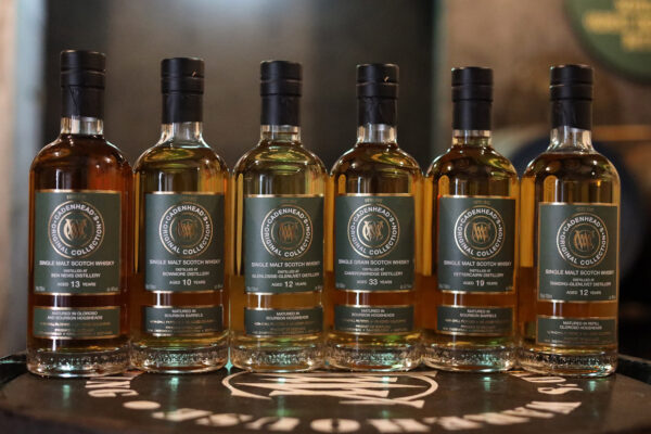 sechs Flaschen Whiskys aufgereiht