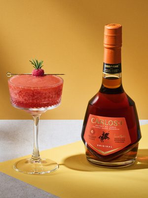 "Lady Flamenco" der Drink "Lady Flamenco" neben einer Flasche Carlos I Original