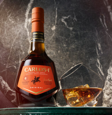 eine Flasche Carlos I Original nebst Glas
