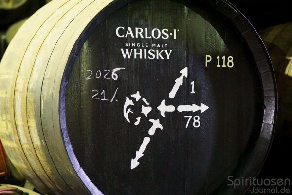 Carlos I Single Malt ein gestapeltes Holzfass