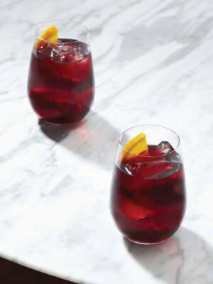 Ruby Punch zwei Gläser des Drinks "Ruby Punch" auf einem Tisch