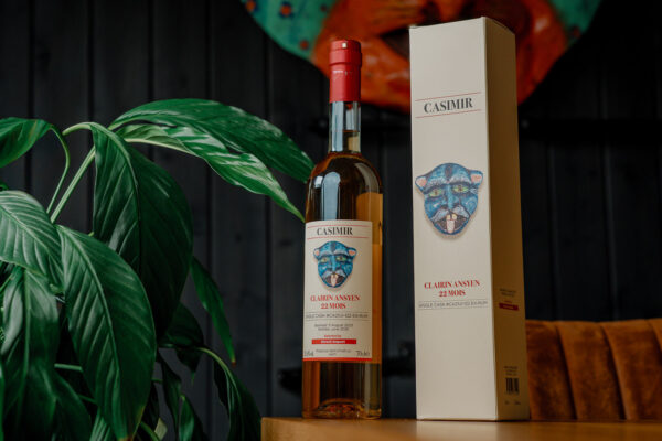 Clairin Ansyen Casimir 22 Monate eine Flasche Clairin Ansyen Casimir 22 Monate samt Geschenkverpackung steht auf einem Tisch in einem Raum