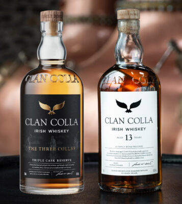 Clan Colla Family Bond Series zwei Flaschen Whiskey stehen auf einer Tonne