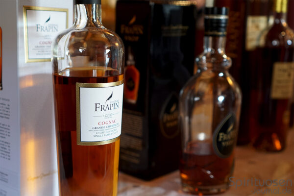 Cognac Frapin das Foto zeigt mehrere aufgereihte Flaschen Cognac