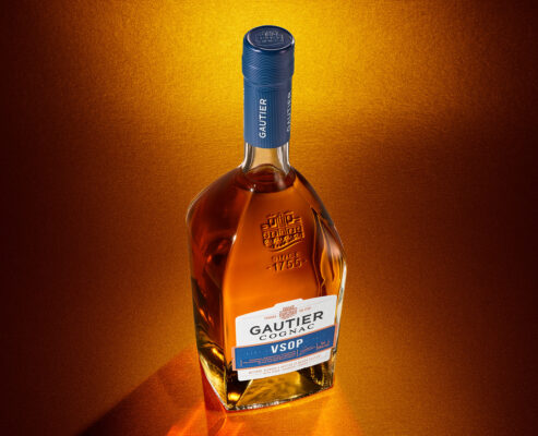 Cognac Gautier VSOP eine Flasche Cognac Gautier VSOP auf goldfarbenem Grund
