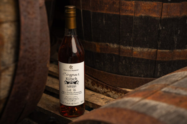 Cognac Jean Luc Pasquet Lot 76 eine Flasche Cognac Jean Luc Pasquet Lot 76 steht zwischen Holzfässern