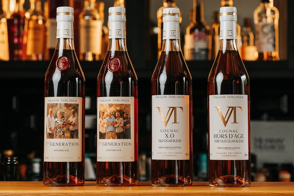 Cognac Vallein Tercinier vier Flaschen Cognac aufgereiht auf einem Bartresen