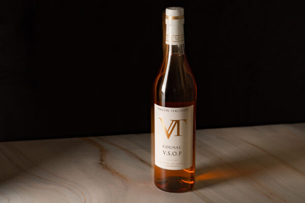 Cognac Vallein Tercinier VSOP eine Flasche Cognac Vallein Tercinier VSOP auf einer Steinplatte