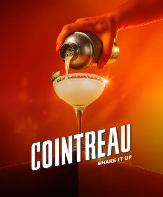 die Montage zeigt eine "Margarita", die gerade aus einem Shaker in eine Glas gegeben wird. Rund herum eine orangerote Kulisse. Davor Text