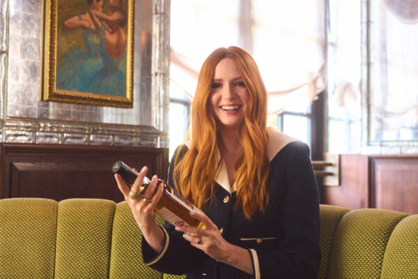 Schottische Hollywood-Schauspielerin Karen Gillan mit einer Flasche Compass Box Hedonism 2026 in der Hand