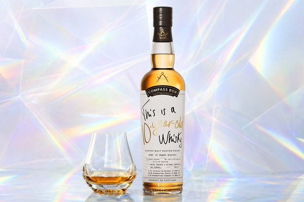 Compass Box This is a 10-Year-Old Whisky eine Flasche Compass Box This is a 10-Year-Old Whisky nebst Glas, umgeben von Spiegeln