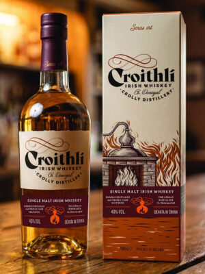 Croithlí Single Malt eine Flasche Croithlí Single Malt nebst Geschenkverpackung auf einem Bartresen
