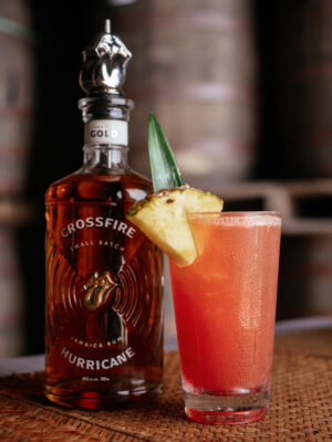 „Hurricane“ der Drink „Hurricane“ neben einer Flasche Crossfire Hurricane Gold